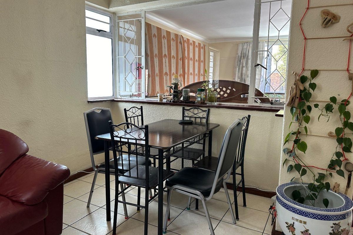 Spacious Apartment Centrally Located - Photo 4