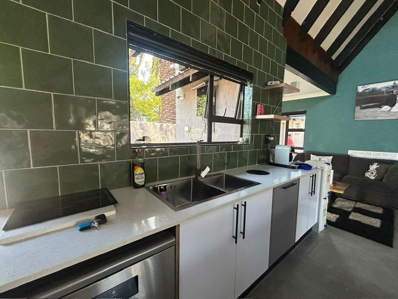 Modern 4 Bedroomed Home With Spacious 2 Bedroomed Flatlet & Pool. - Photo 3