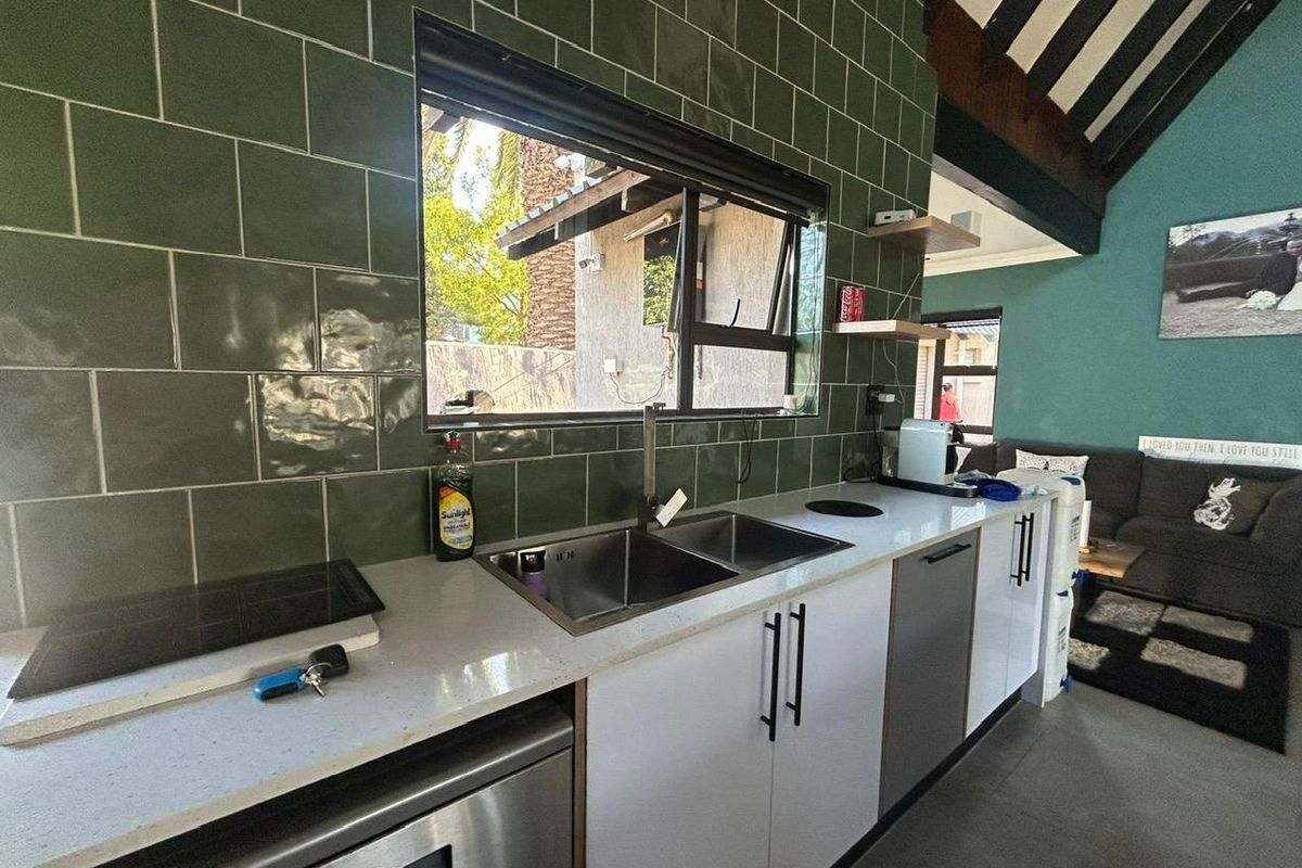 Modern 4 Bedroomed Home With Spacious 2 Bedroomed Flatlet & Pool. - Photo 3