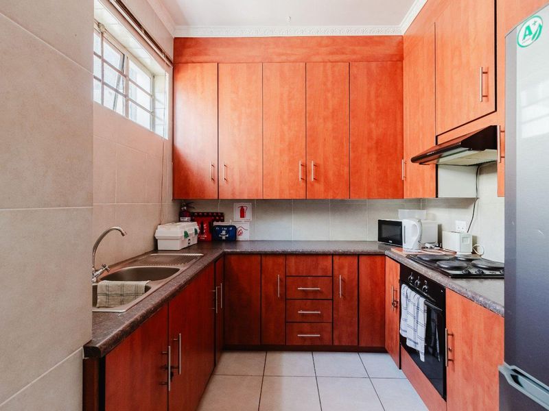 Sun-Filled Beachfront Apartment Offering Space, Views & Versatility - Photo 4