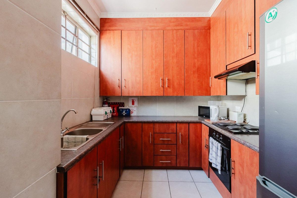 Sun-Filled Beachfront Apartment Offering Space, Views & Versatility - Photo 4