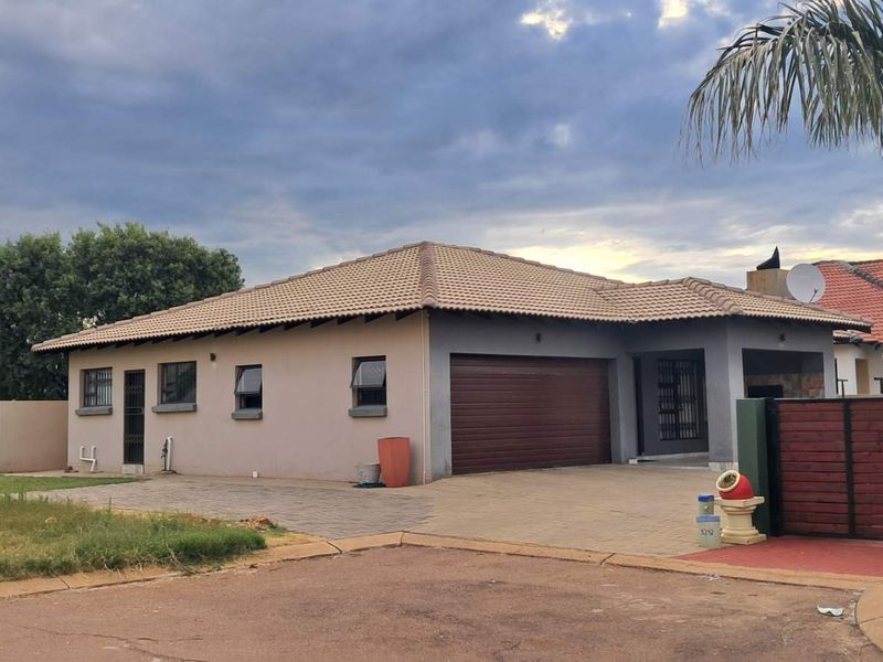 IMMACULATE HOME AT LAVENDER ESTATE - Photo 2