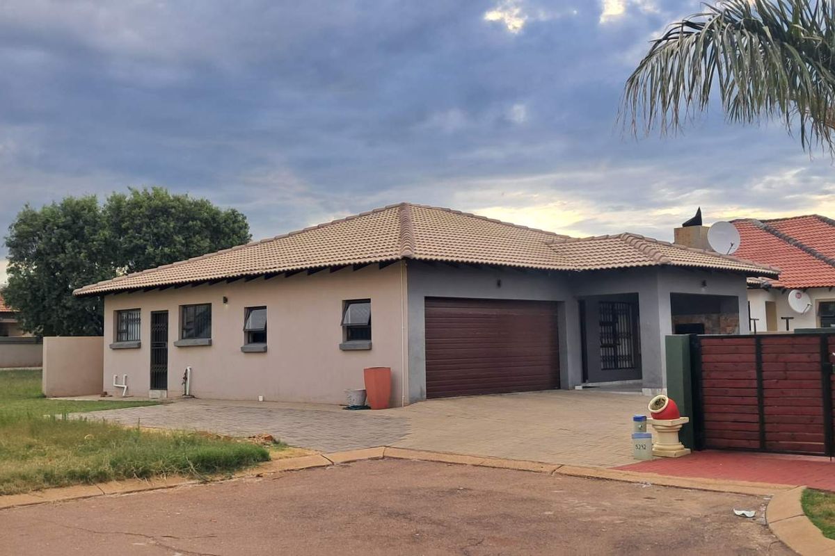 IMMACULATE HOME AT LAVENDER ESTATE - Photo 2