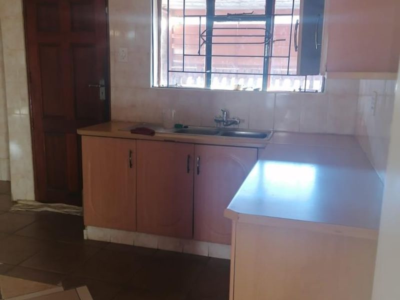 4 bedrooms house for sale in Soshanguve L - Photo 4