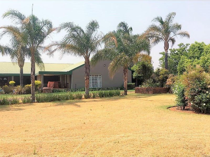 STUNNING 6.1 HECTARE SMALLHOLDING AND SPACIOUS HOME FOR SALE IN RIETFONTEIN PRETORIA EAST - Photo 5