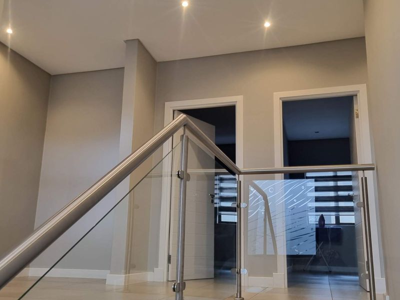 Modern 3-Bedroom Home with Outdoor Jacuzzi in a Prestigious Olivedale Estate - Photo 5