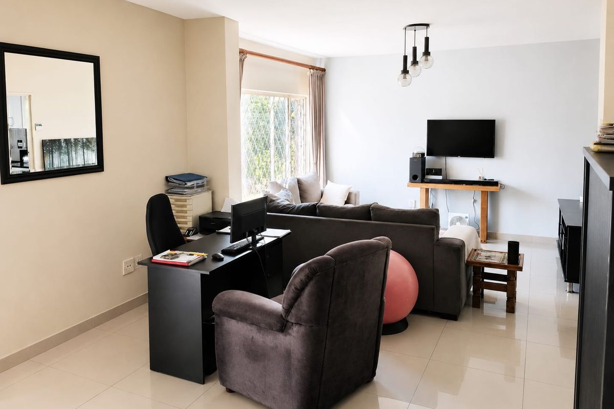 3 bedroom duplex, with small garden - Photo 2