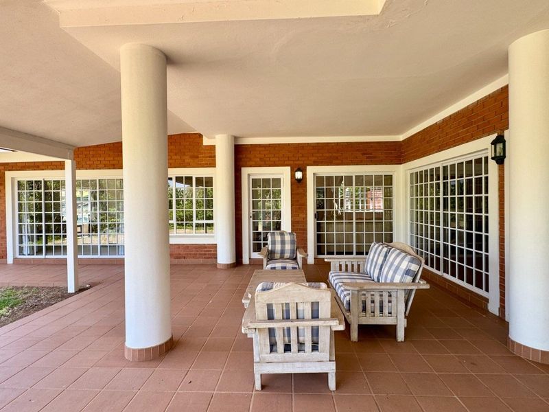 Beautifully appointed, 5 Bedroom home within a secure estate - Photo 4