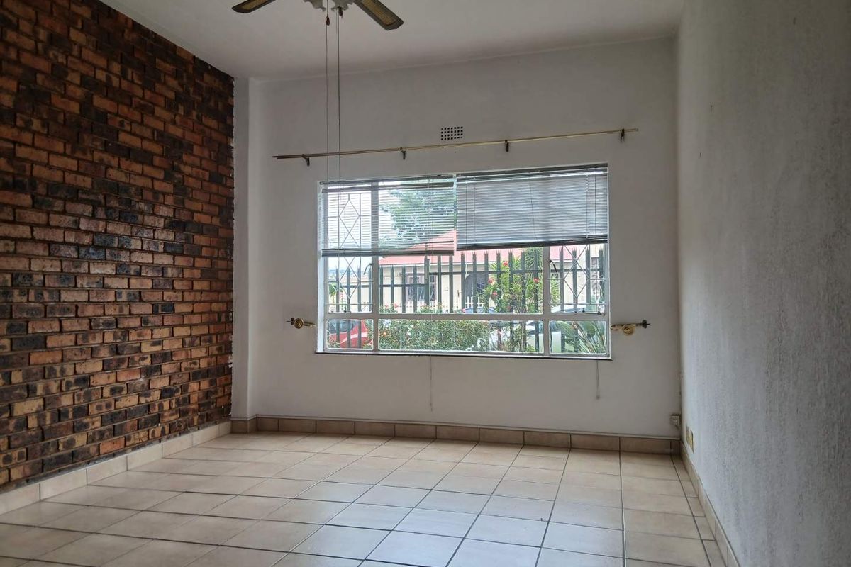 Charming Ground-Floor Unit with Prime Alberton Location!" 2. "Discover Spacious Living Near Alberton Boulevard!" 3. "Perfect Family Home: Comfort and Conven - Photo 5