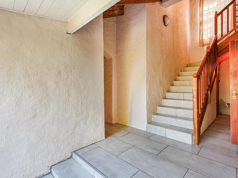 Experience Luxury Living in Waterkloof Ridge - Photo 10