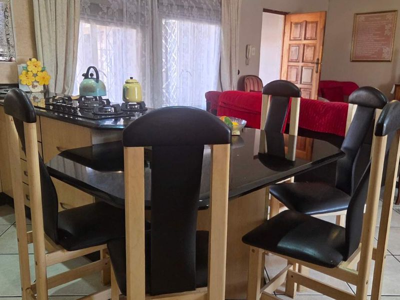 Family home with separate Flatlet in Brackendowns - Photo 10