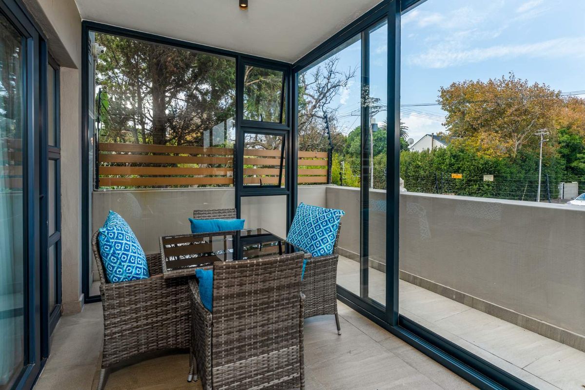 Modern Apartment With Expansive Covered Patio And Mountain View - Photo 2