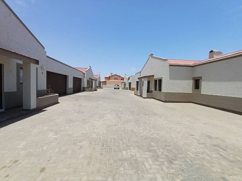 Popular townhouse complex in a sought after area - Photo 8