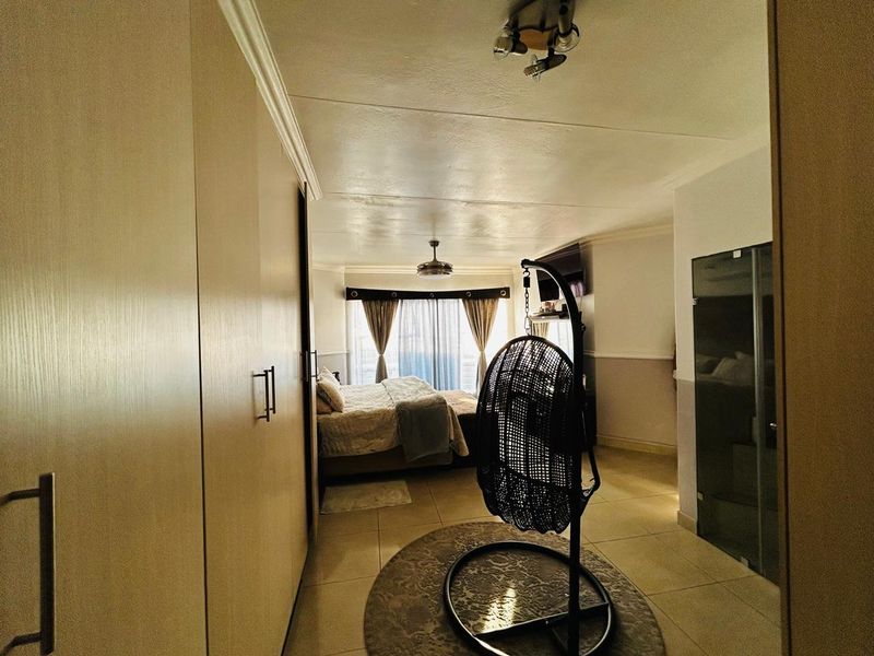 Charming 4-Bed Home in Quiet Old Vaalpark - Photo 10