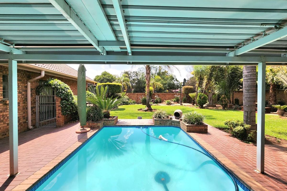 Exclusive Home in Sunward Park - Photo 2