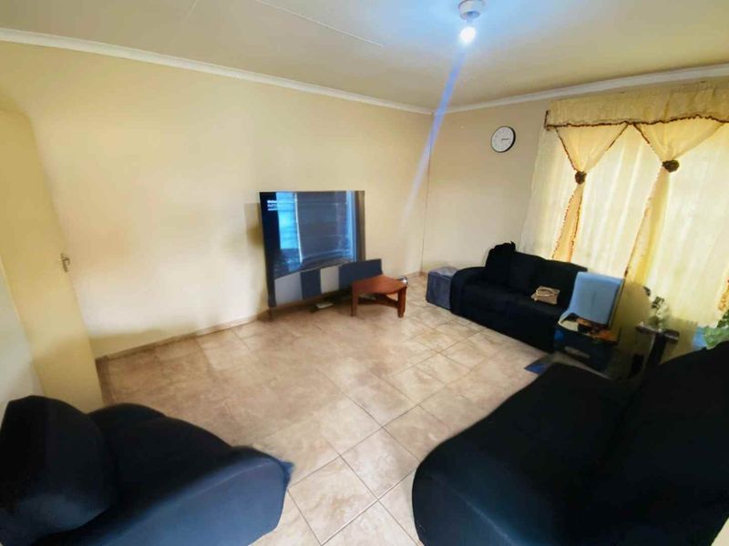 🏡 Perfect Starter Home with Huge Potential! - Photo 4