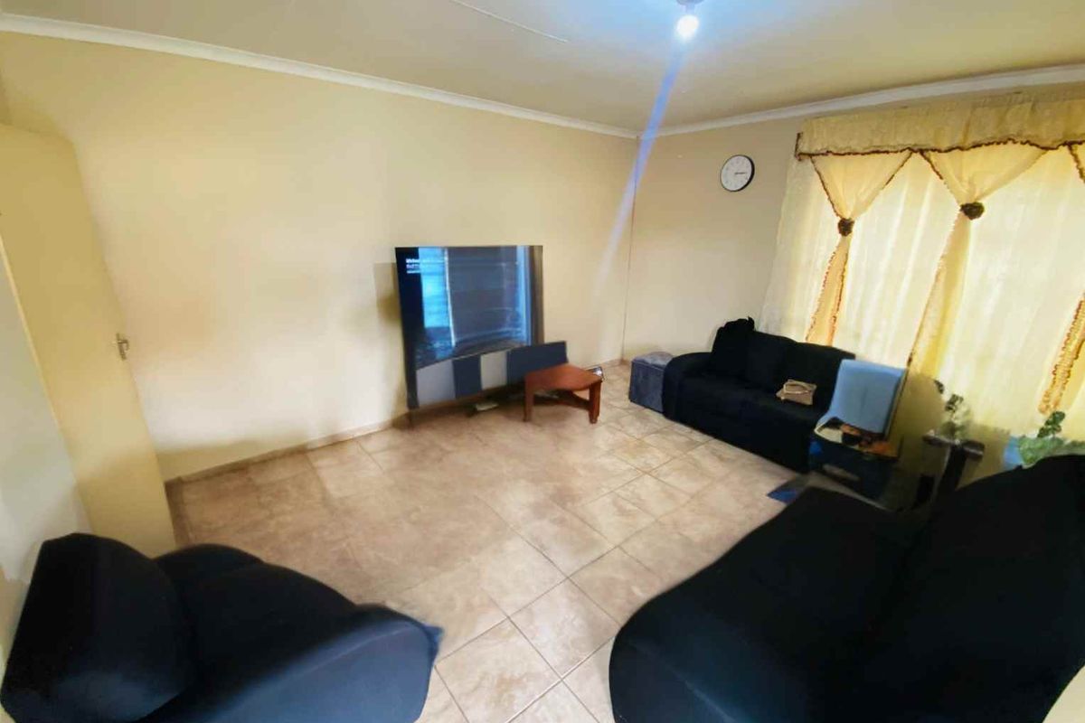 🏡 Perfect Starter Home with Huge Potential! - Photo 4