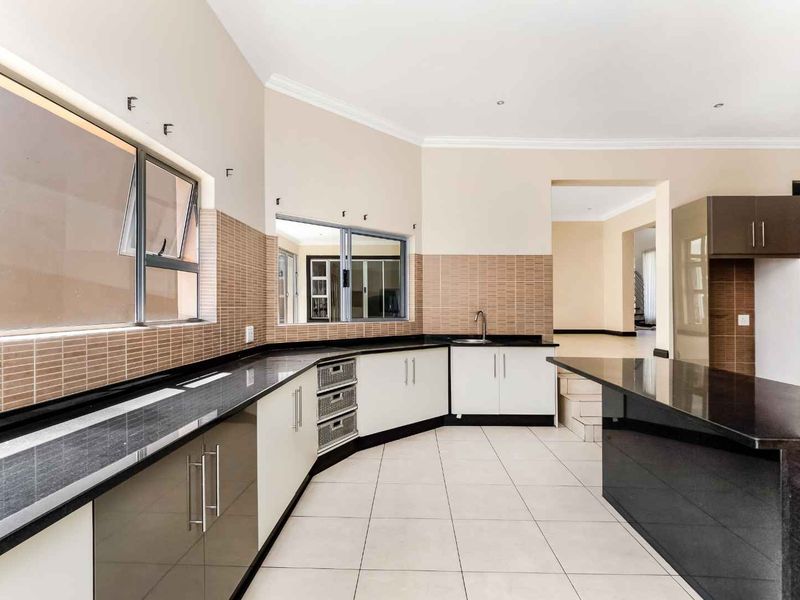 4 Bedroom House for Sale in Dainfern - Photo 4