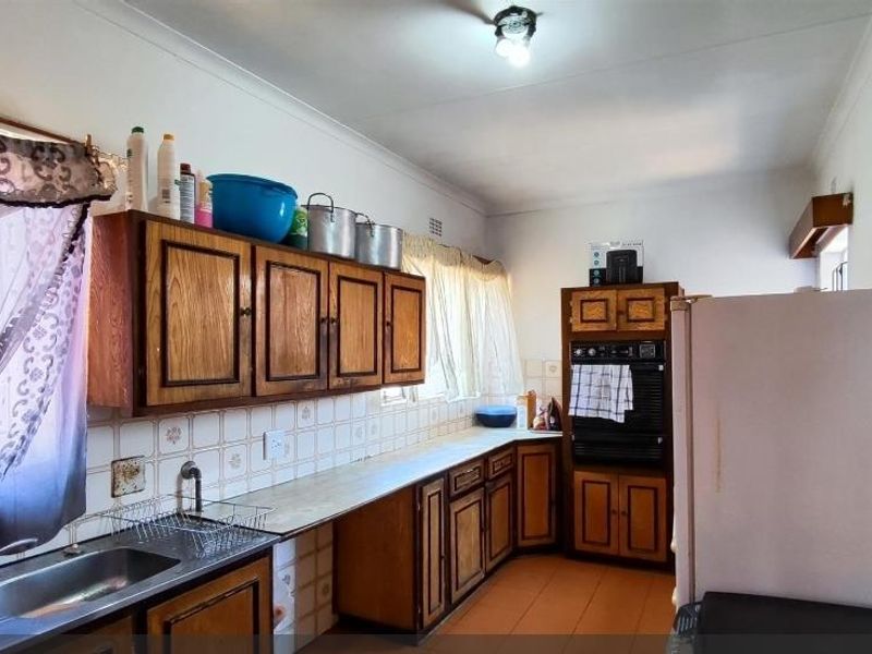 PICTURESQUE HOUSE IN BIRCH ACRES - Photo 2