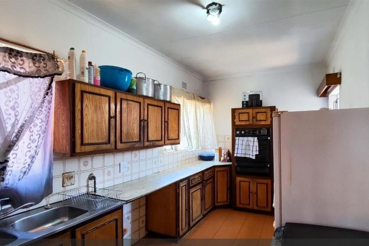 PICTURESQUE HOUSE IN BIRCH ACRES - Photo 2