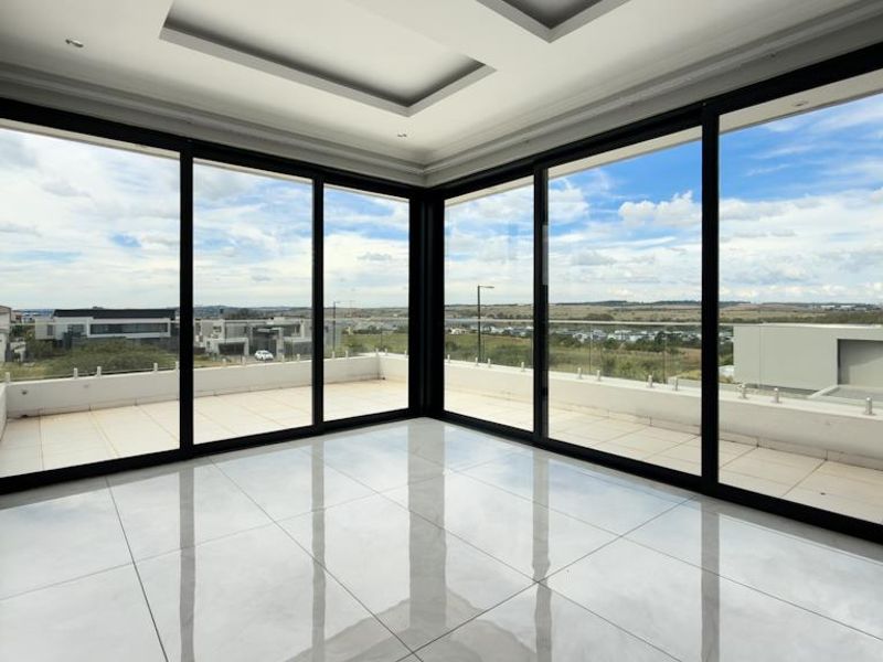 Expansive Living with Stunning Views in a Prime Estate Location - Photo 4