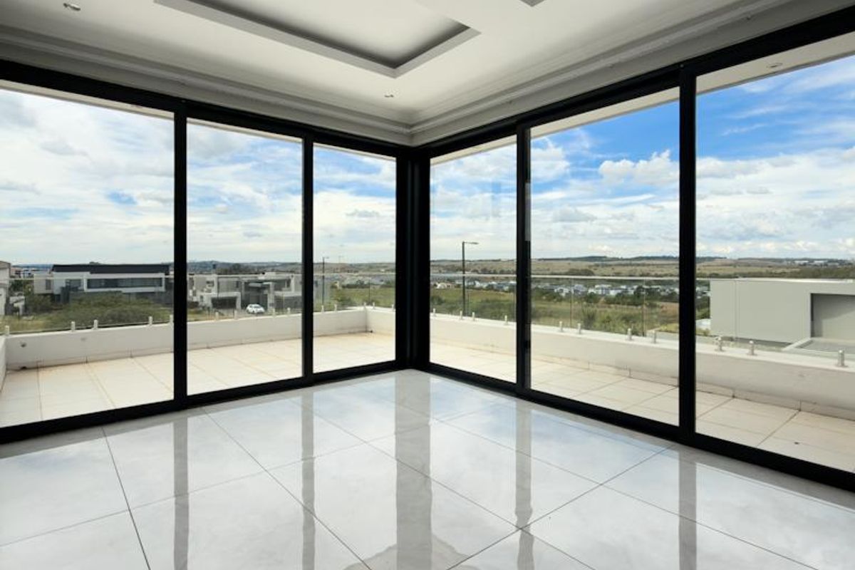 Expansive Living with Stunning Views in a Prime Estate Location - Photo 4
