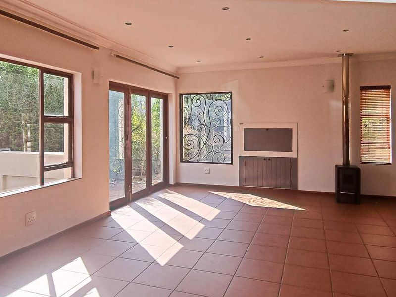 ELEGANT FAMILY LIVING IN SECURITY ESTATE. - Photo 5