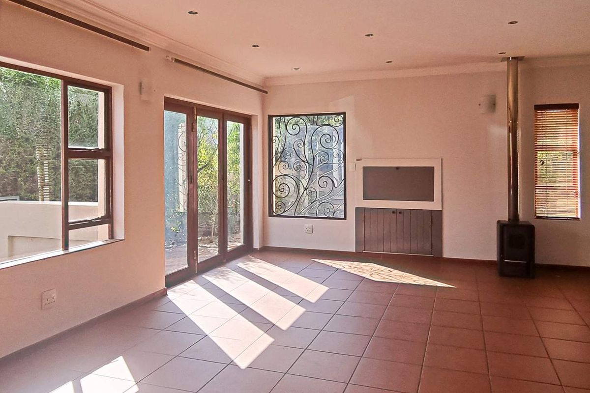 ELEGANT FAMILY LIVING IN SECURITY ESTATE. - Photo 5