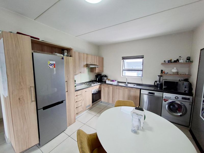 Lovely 2 bed, 1 bath 2nd floor apartment for sale in Eden, Sandton - Photo 3