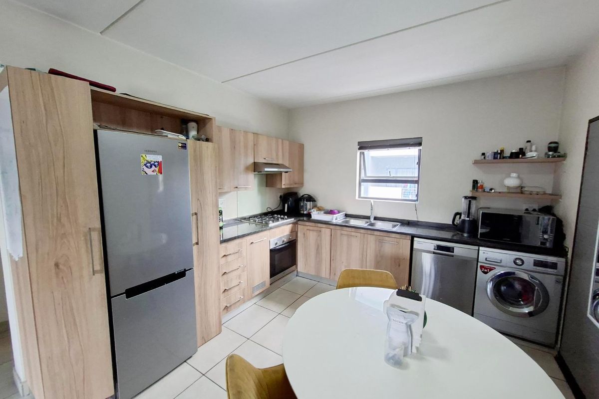 Lovely 2 bed, 1 bath 2nd floor apartment for sale in Eden, Sandton - Photo 3