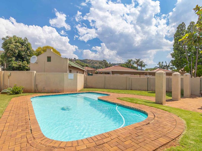 Your Dream 2-Bedroom Home Awaits in Upmarket Little Falls - Photo 2