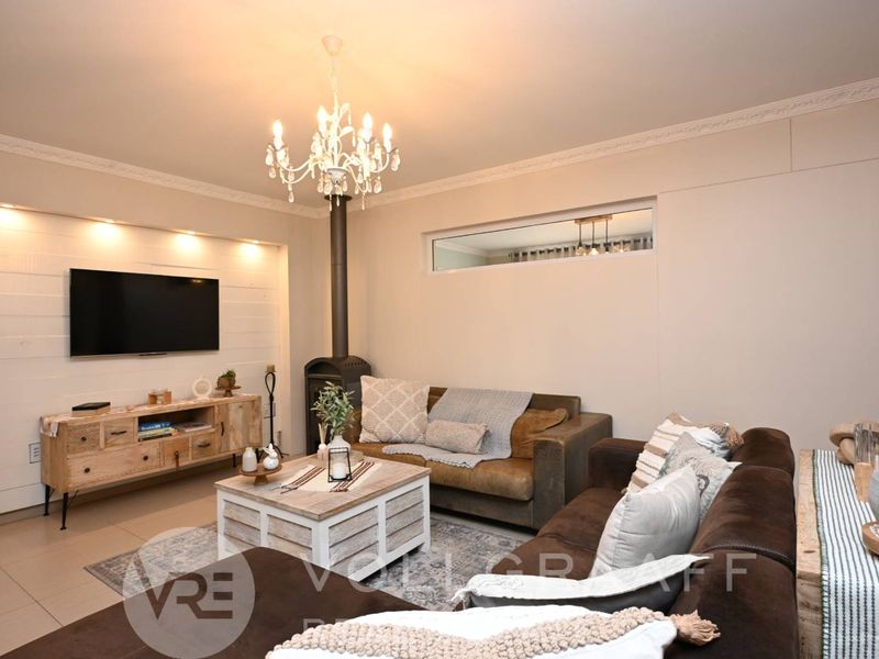 Impeccable Corner Property with Flatlet. - Photo 8