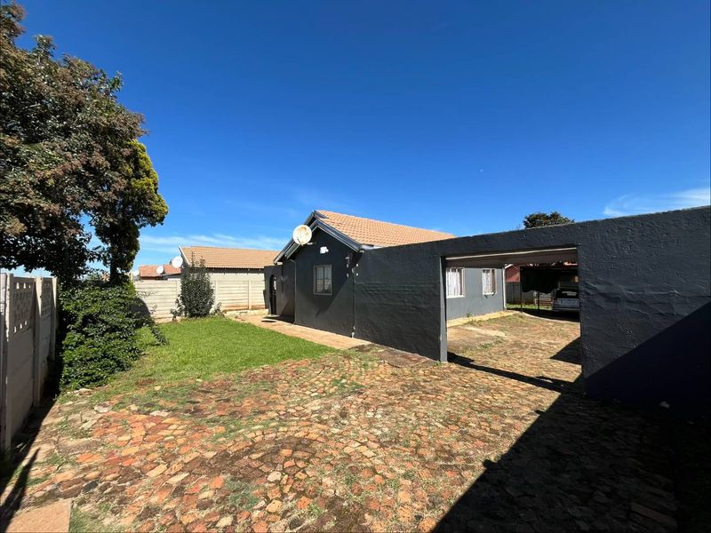 Modernized 3 Bedroom Home with Spacious Yard in Villa Liza - Photo 2