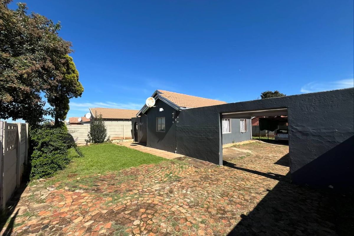 Modernized 3 Bedroom Home with Spacious Yard in Villa Liza - Photo 2