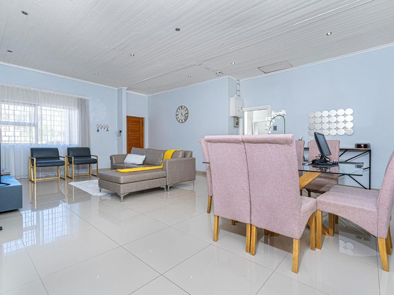 A beautiful home with access from 2 Avenues in Rondebosch East - Photo 3