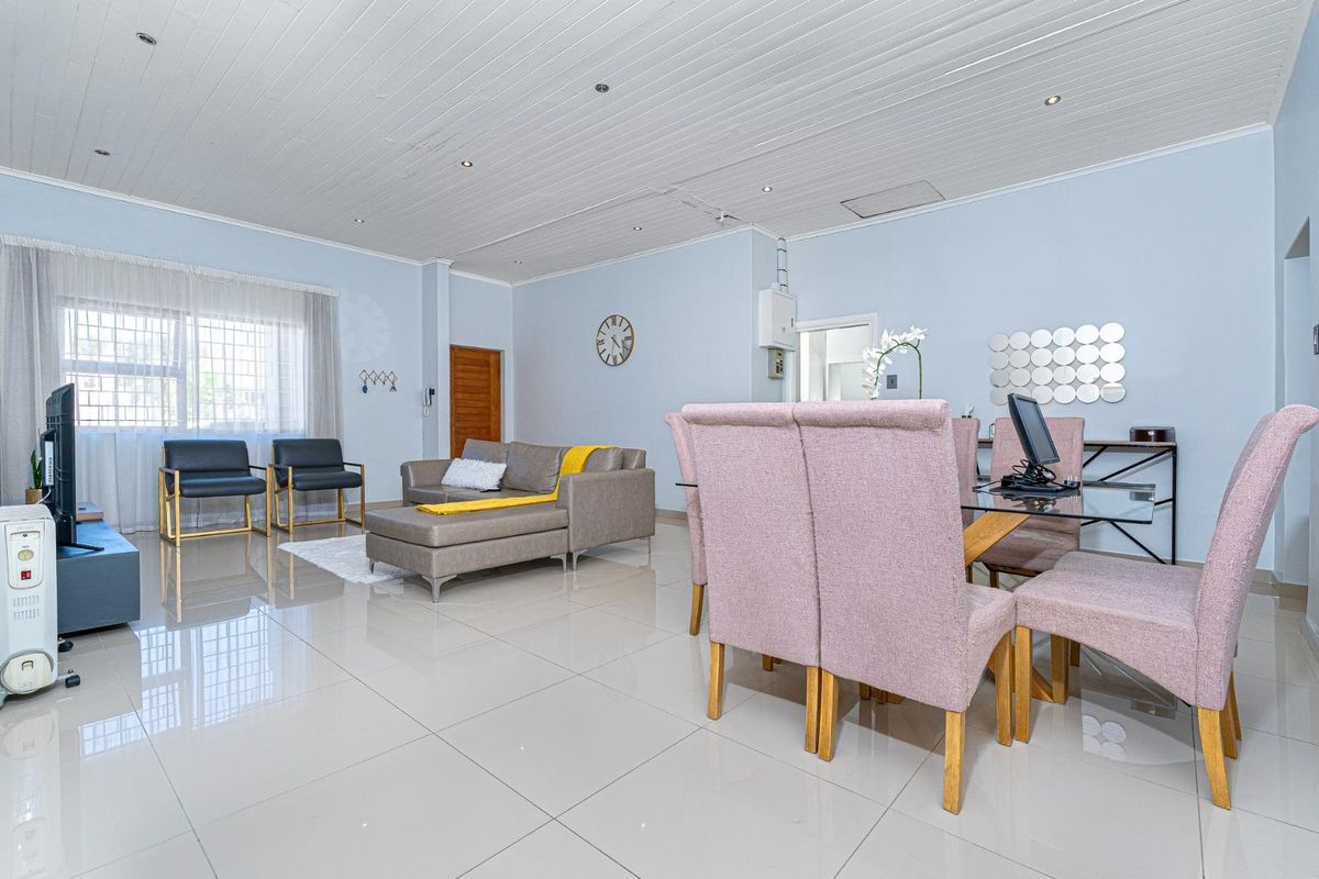 A beautiful home with access from 2 Avenues in Rondebosch East - Photo 3