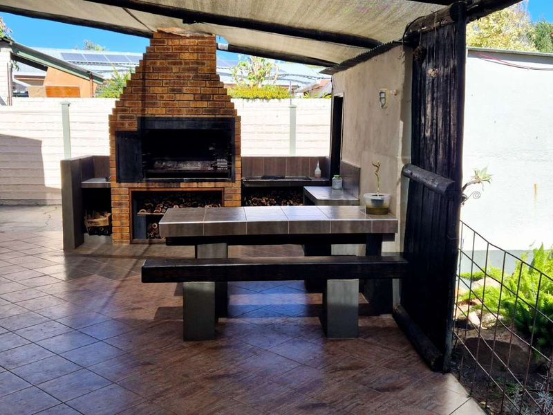 Neat and Spacious Family Home, Perfect for Entertaining! - Photo 4