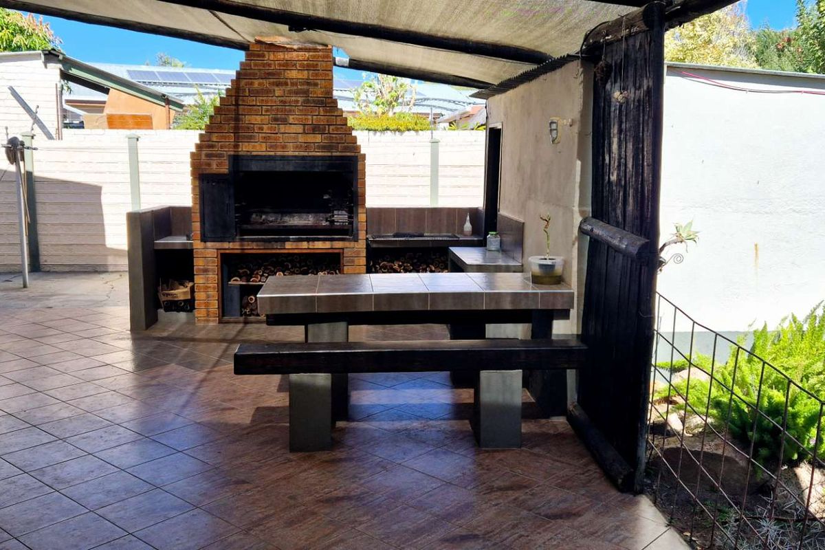 Neat and Spacious Family Home, Perfect for Entertaining! - Photo 4