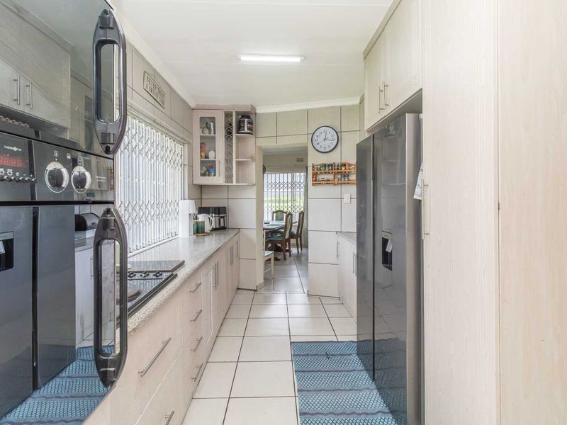 Cosy 4 Bed, 2.5 Bath House with Pool and Garden - Photo 2