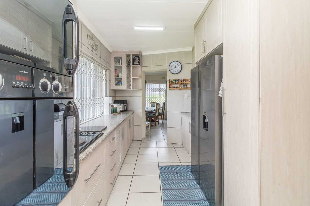 Cosy 4 Bed, 2.5 Bath House with Pool and Garden - Photo 2