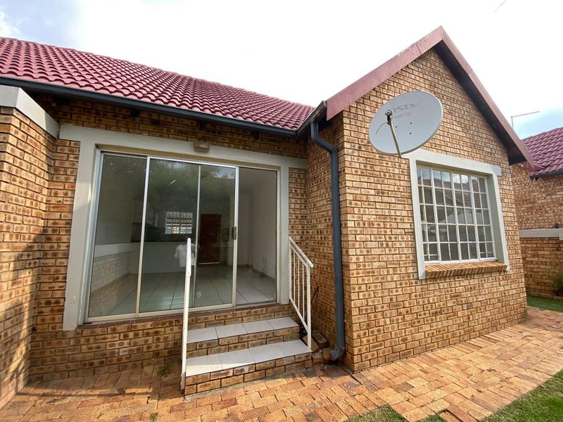 2 Bedroom Townhouse with  Wrap-Around Garden in Heuwelsig Estate! - Photo 3