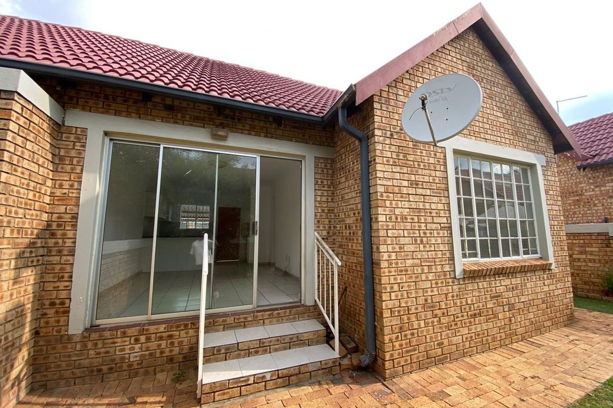 2 Bedroom Townhouse with  Wrap-Around Garden in Heuwelsig Estate! - Photo 3