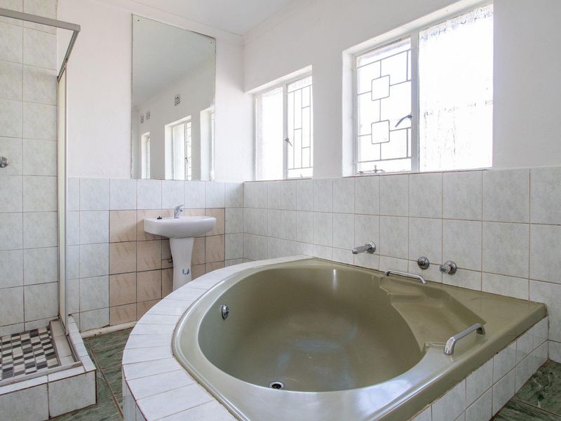 Immaculate 3 Bedroom home in Mackenzie Park. - Photo 8