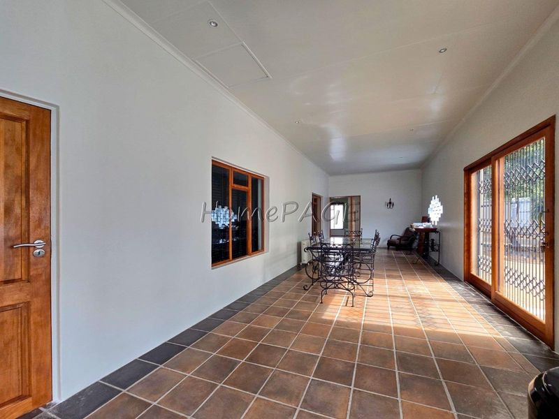 Okahandja:  Very neat 4 Bedr home in BEAUTIFUL STREET - Photo 4