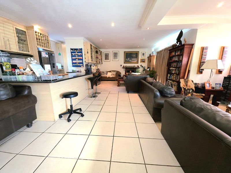 Stylish Family Living in the Heart of Parklands. - Photo 6