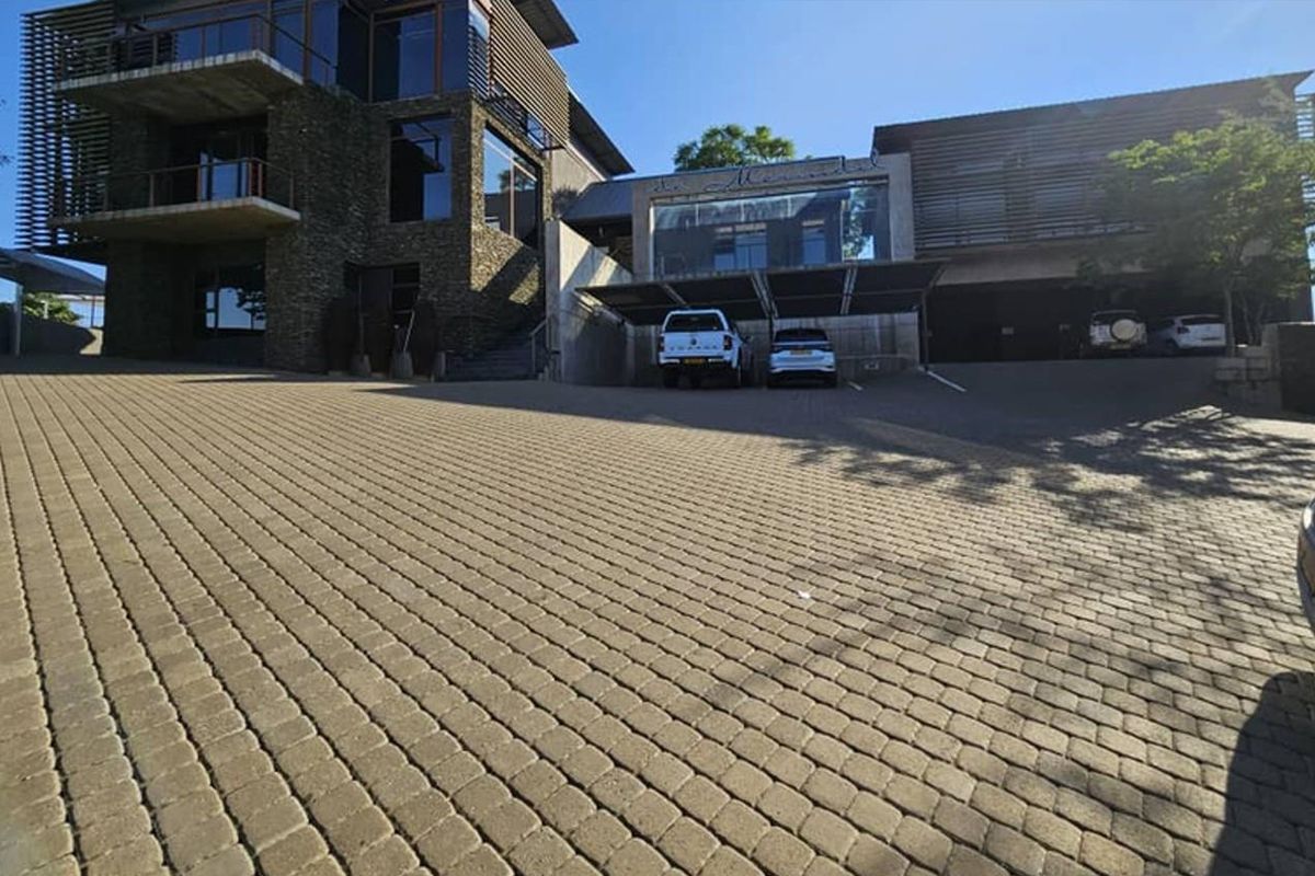 101 SQM FLOOR UNIT TO LET - Photo 2