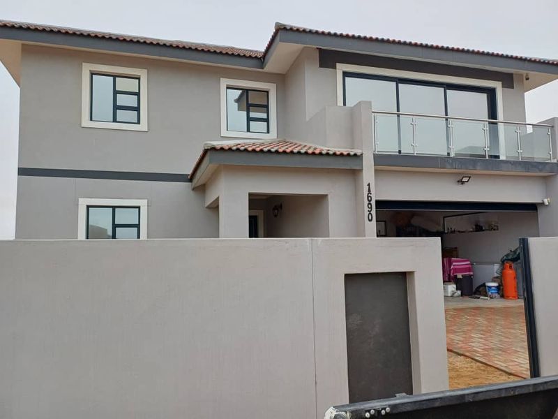 MODERN SPACIOUS 5 BEDROOM HOUSE FOR SALE IN HENTIESBAY - Photo 6