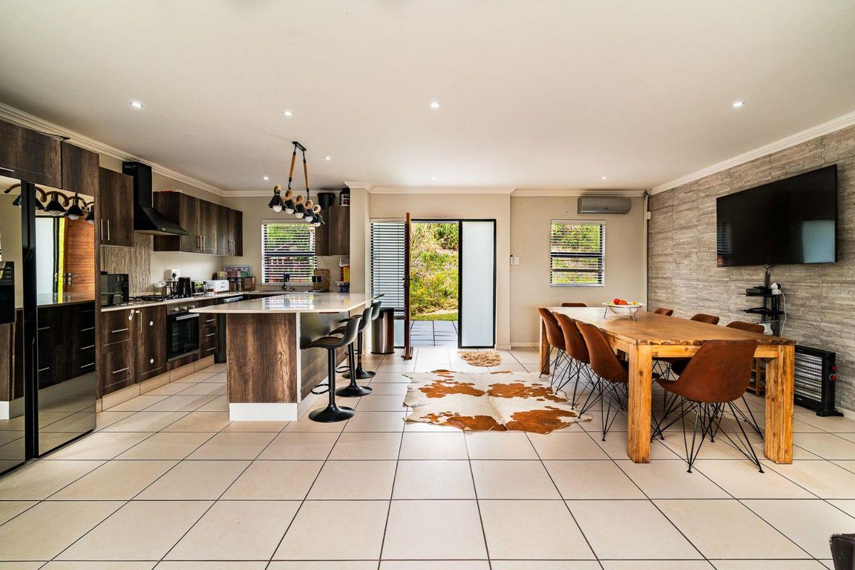 Exquisite Freestanding 3 bed, 2 bath townhouse in Waterfall - Photo 3