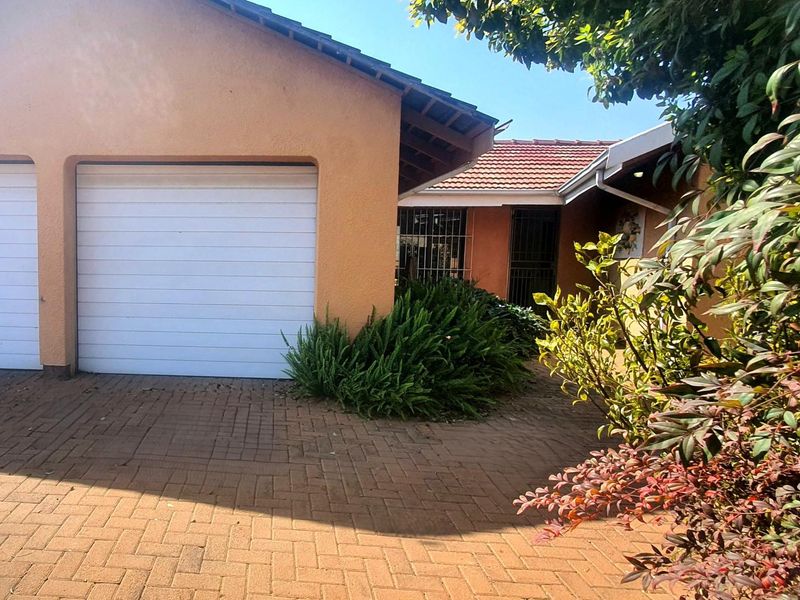 Lovely 5 bedroom family home with a study and entertainment area - Photo 6