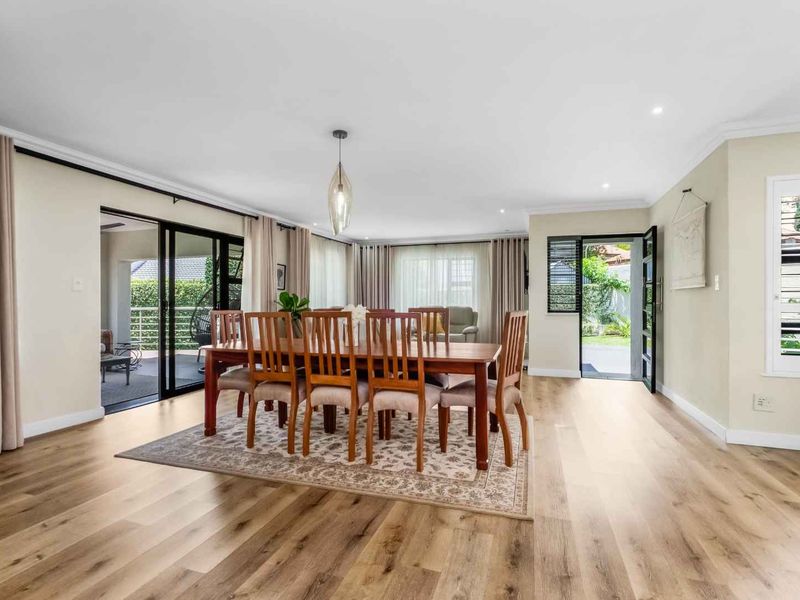 A MODERN MASTERPIECE TUCKED AWAY IN A CUL-DE-SAC INSIDE LOVELY SOMERSET GARDENS - Photo 7